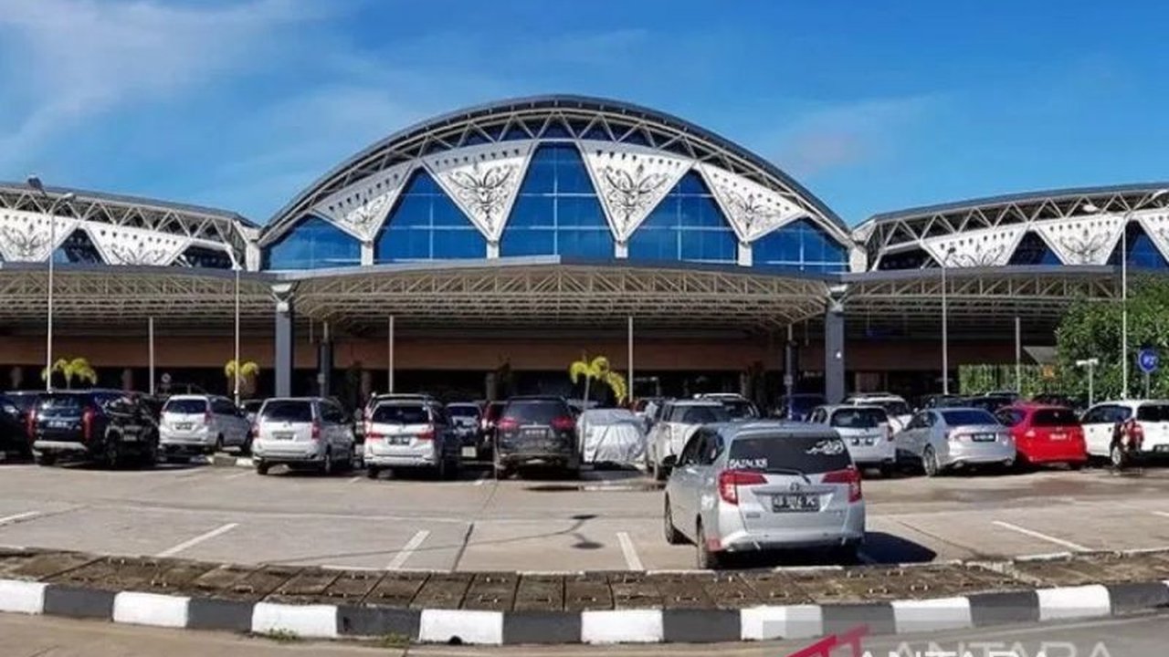 Tiga maskapai besar, Lion Air, Air Asia, dan Super Air Jet, mendukung upaya Pemprov Kalbar untuk reaktivate status internasional Bandara Supadio Pontianak, yang diharapkan dapat mendongkrak perekonomian daerah.