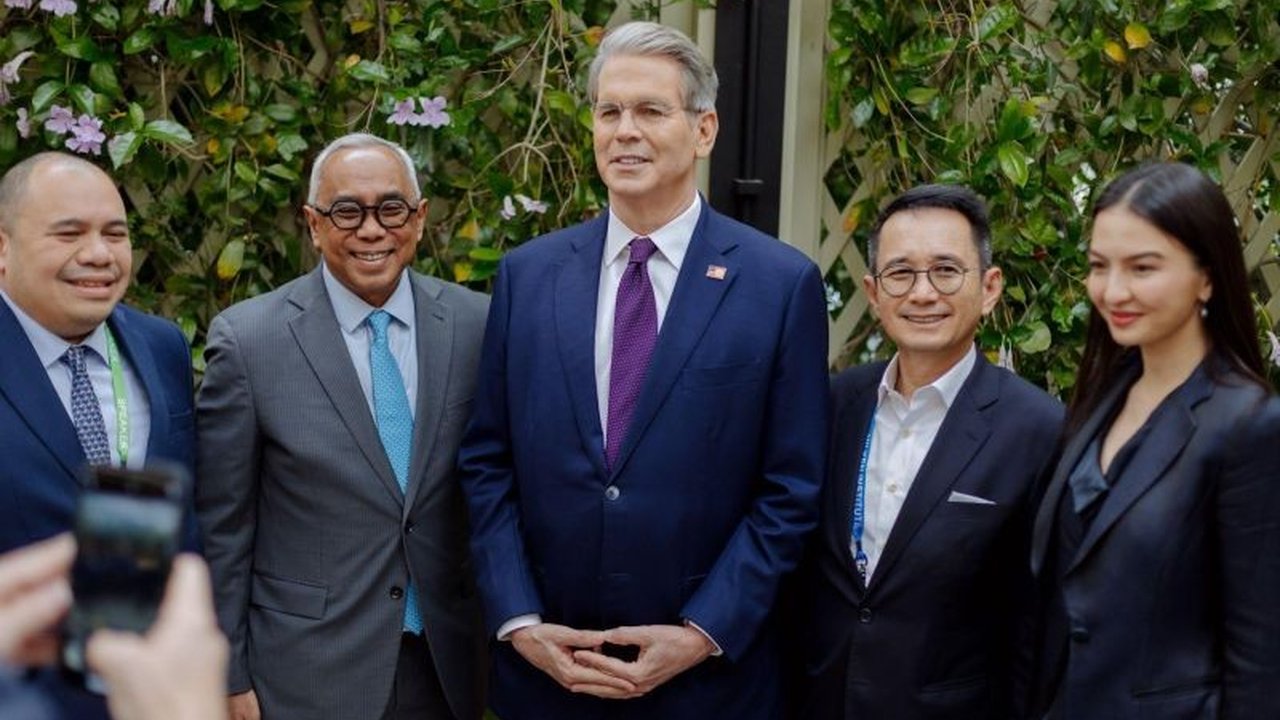 Chief Investment Officer (CIO) Danantara Indonesia, Pandu Sjahrir, bertemu Menkeu AS dan tokoh ekonomi lainnya di Milken Institute Global Conference, membahas peluang investasi strategis di sektor energi dan infrastruktur digital untuk memperkuat hubungan