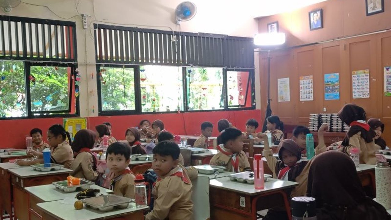 Presiden Prabowo Subianto dan Bill Gates mengunjungi SDN Jati 03 dan melihat langsung program Makan Bergizi Gratis (MBG) yang menyediakan menu variatif, termasuk kentang dan spageti sebagai alternatif bagi siswa yang tidak menyukai nasi.