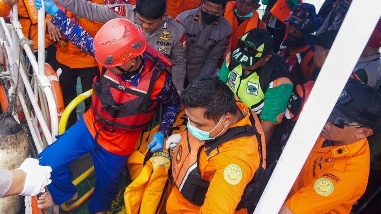 Tim SAR Balikpapan menemukan Khayu Mutiara Purwanti, korban terakhir tenggelamnya Kapal Feri Muclisa di perairan Penajam Paser Utara, Kalimantan Timur, setelah pencarian selama tiga hari.