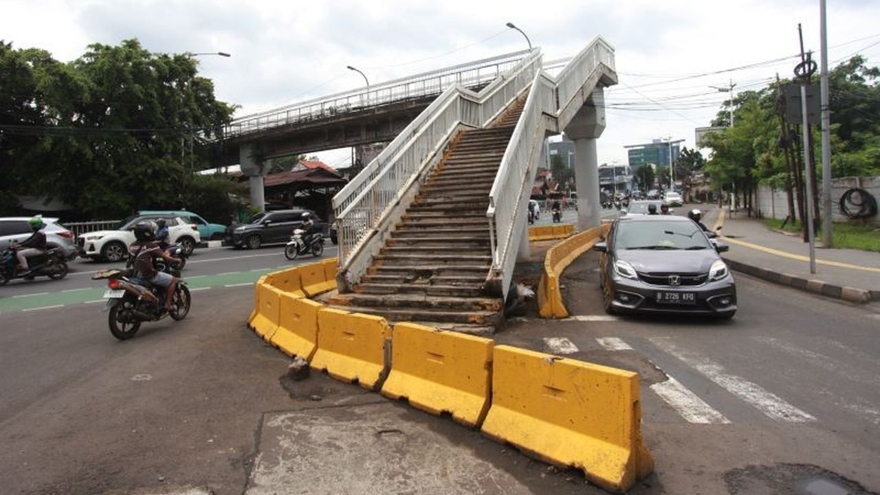 Pemkot Jakarta Timur akan segera memperbaiki JPO Cawang yang rusak dan dipenuhi kabel semrawut untuk memastikan keselamatan warga.