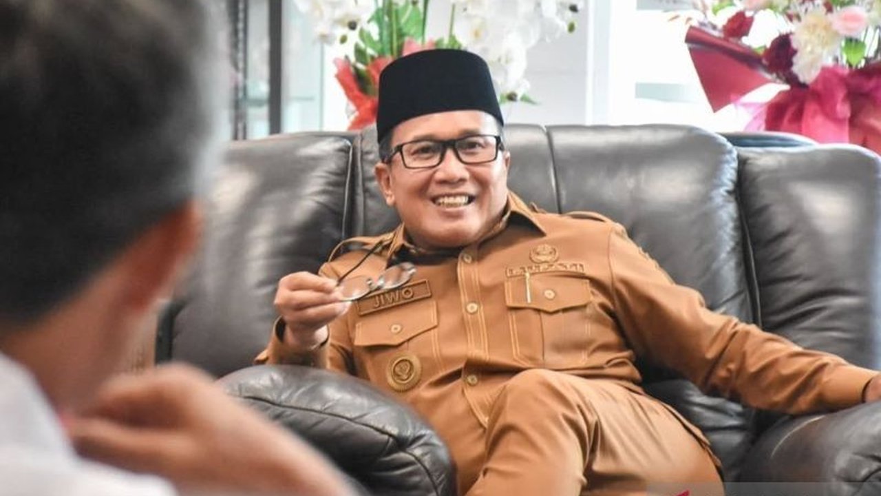 Pemerintah Kabupaten Kubu Raya memilih pendekatan spiritual dan pembinaan moral keagamaan untuk mengatasi kenakalan remaja, berbeda dengan pendekatan militer.
