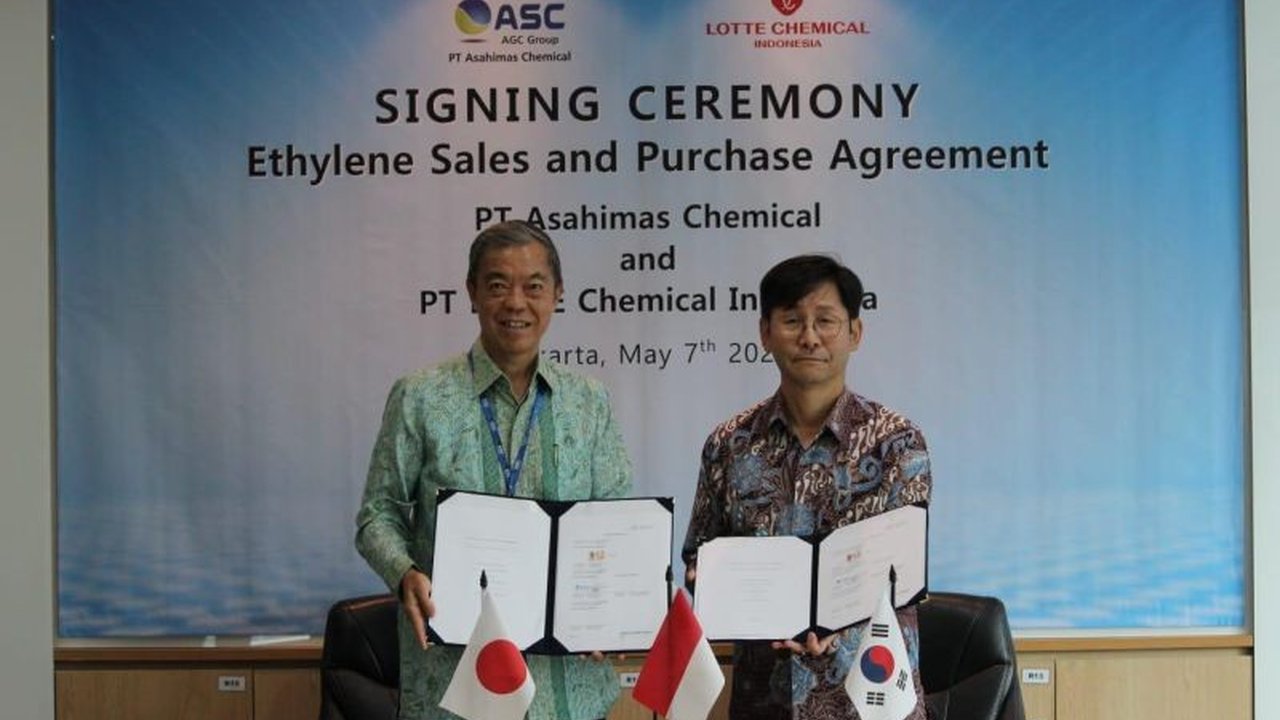PT Lotte Chemical Indonesia dan PT Asahimas Chemical menjalin kemitraan jangka panjang untuk pasokan etilena, langkah strategis untuk memperkuat rantai pasok petrokimia dalam negeri dan mengurangi ketergantungan impor.