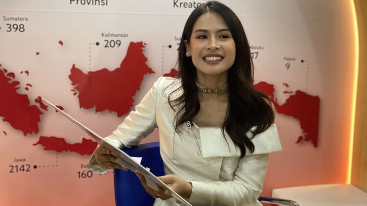 Maudy Ayunda melihat kemajuan teknologi telah menciptakan ruang belajar yang lebih interaktif dan mudah diakses bagi siswa, memungkinkan pembelajaran yang lebih seamless di dalam dan luar kelas.