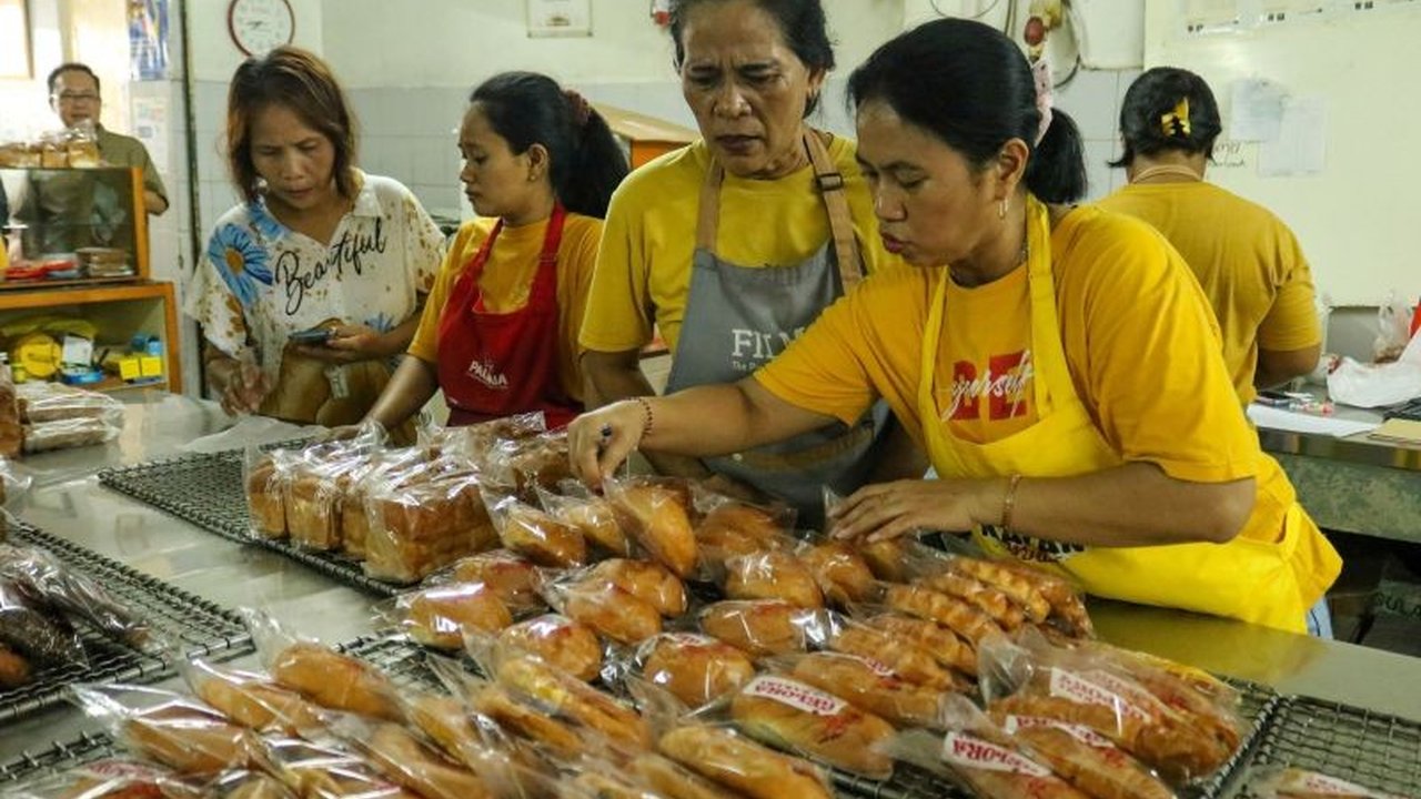 Pemerintah Indonesia memberikan berbagai insentif pajak untuk industri padat karya guna mencegah PHK massal dan menjaga stabilitas ketenagakerjaan, termasuk fasilitas tax allowance dan subsidi upah.