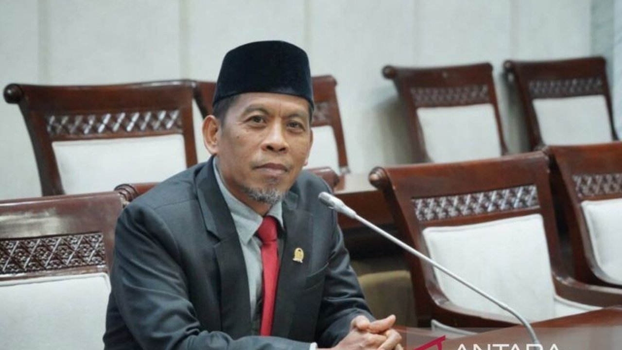 Anggota DPR RI Komisi V mendesak pemerintah menyelesaikan masalah visa haji di NTB agar jemaah dapat segera berangkat ke Tanah Suci.