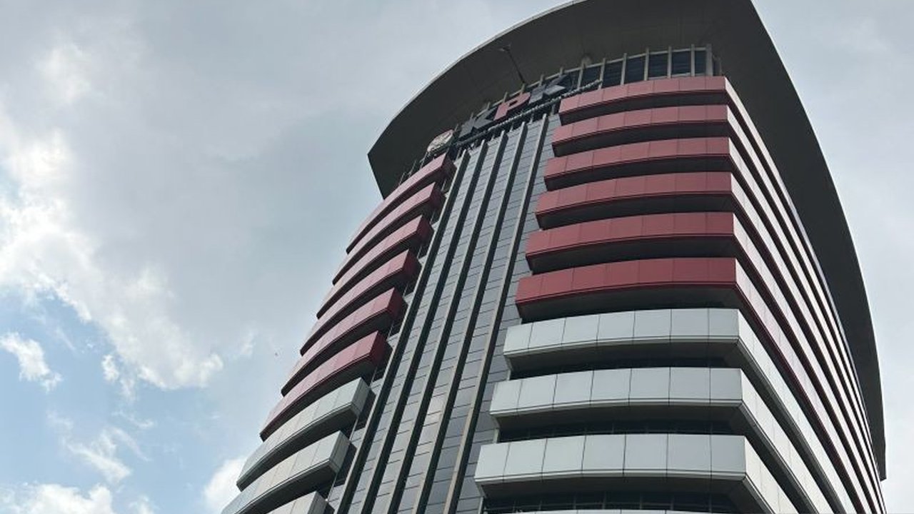 Komisi Pemberantasan Korupsi (KPK) memanggil Merdian Tri Hadi, mantan ajudan dan Staf Sekjen Kementan periode 2021-2023, untuk diperiksa terkait kasus tindak pidana pencucian uang (TPPU) Syahrul Yasin Limpo.