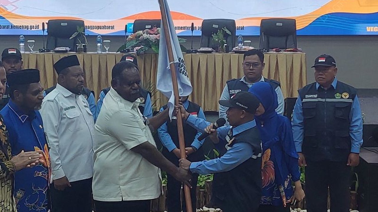 Gubernur Papua Barat Daya melepas keberangkatan 371 calon haji dari enam kabupaten/kota menuju Tanah Suci untuk menunaikan ibadah haji.