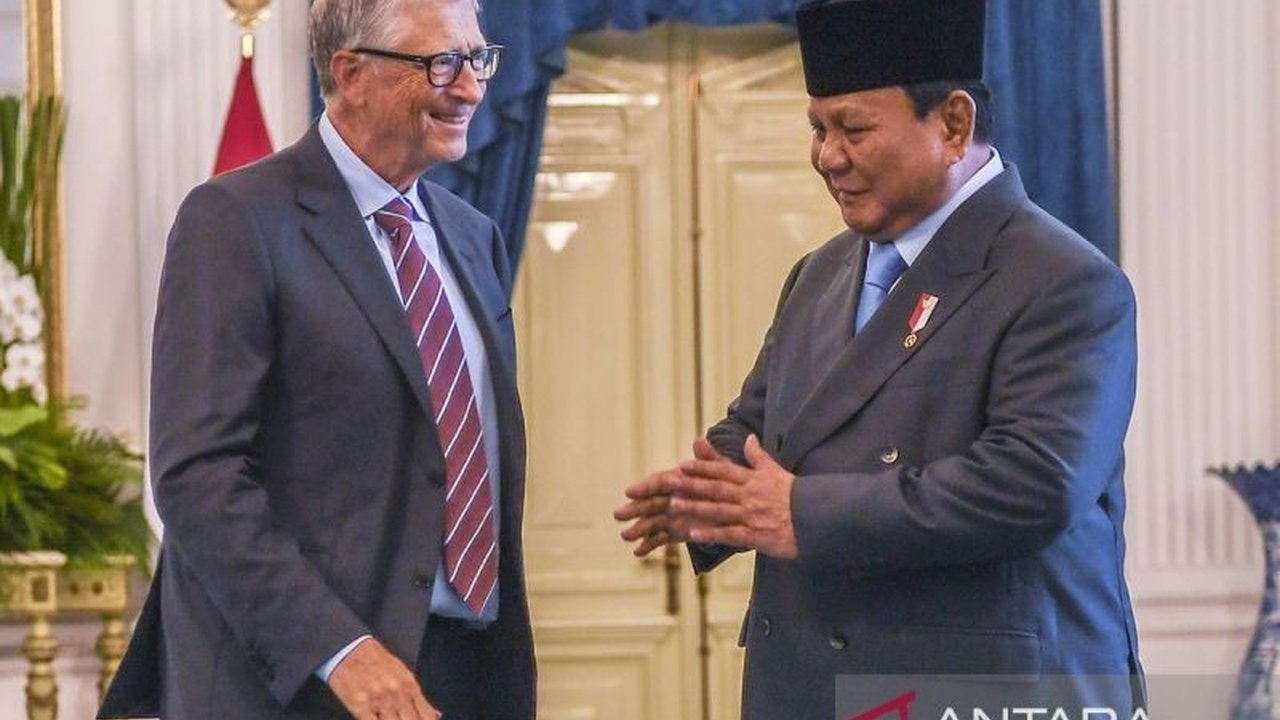 Dalam kunjungan ke Istana Merdeka, Bill Gates memberikan boneka paus kepada Bobby Kertanegara, kucing kesayangan Prabowo Subianto, menciptakan momen hangat di tengah pertemuan resmi membahas kerja sama Bill Gates Foundation di Indonesia.