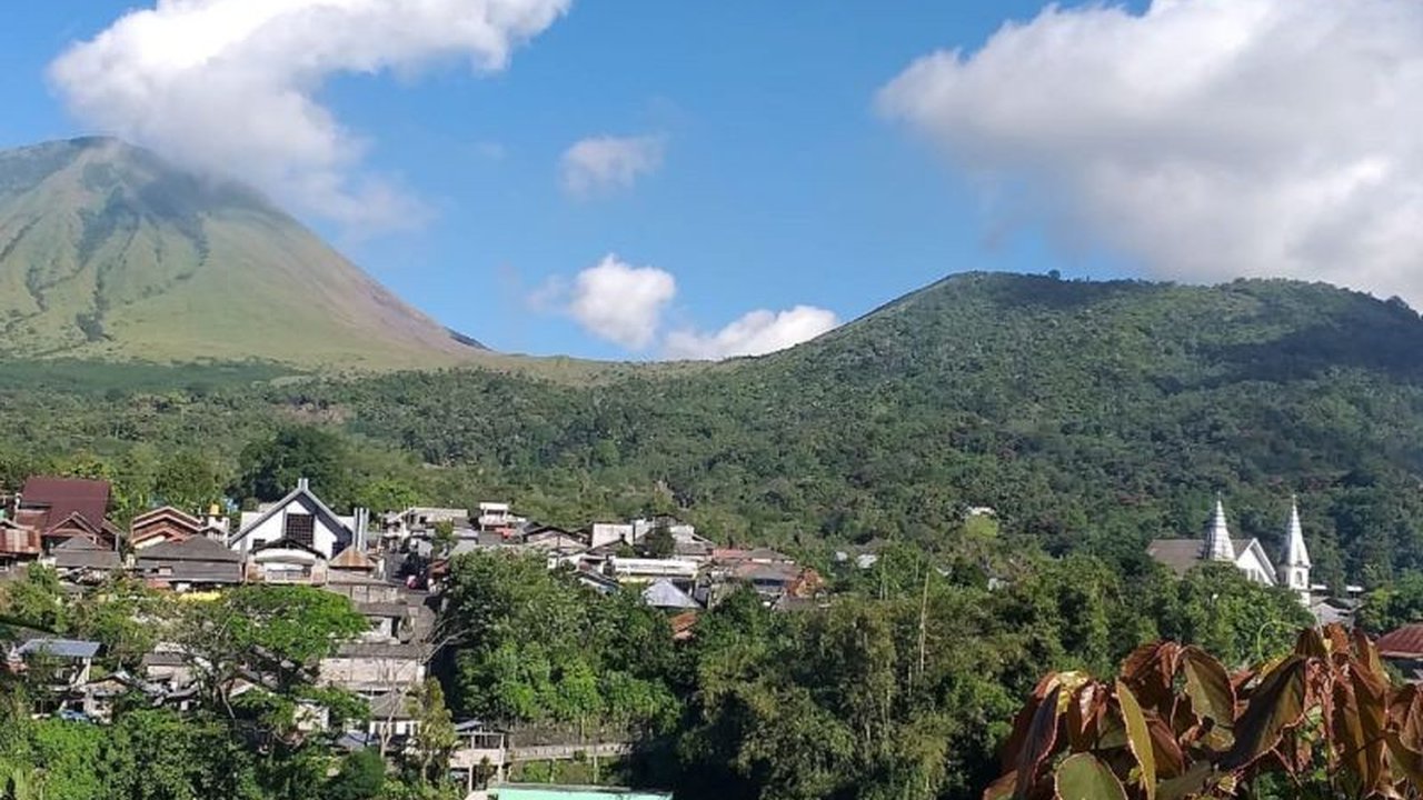 Gunung Lokon di Sulawesi Utara mengalami 19 kali gempa vulkanik dangkal, Badan Geologi mengimbau masyarakat waspada potensi erupsi freatik dan lahar.