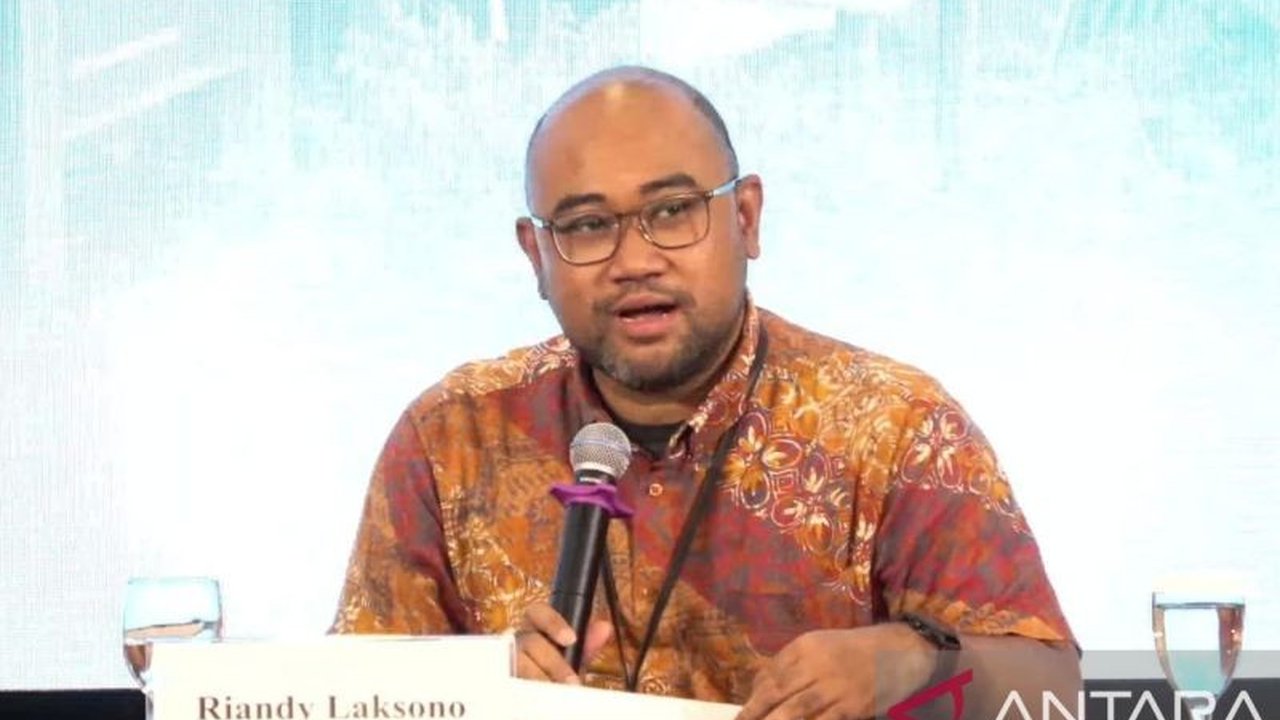 Peneliti CSIS Riandy Laksono mendorong pemerintah memberikan stimulus dan perlindungan sosial untuk meningkatkan konsumsi rumah tangga dan pertumbuhan ekonomi Indonesia di tengah ketidakpastian global.