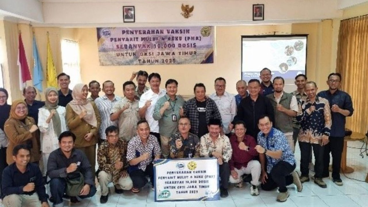 Frisian Flag Indonesia berkolaborasi dengan GKSI mendonasikan 13.600 vaksin PMK untuk peternak sapi perah di Jawa, guna mencegah penyebaran penyakit dan menjaga produksi susu.