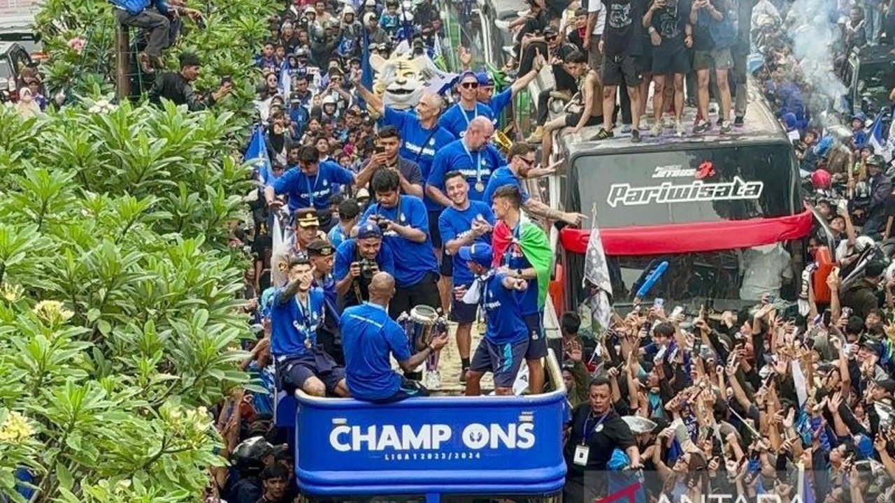 Wakil Gubernur Jabar memastikan perayaan juara Persib Bandung akan dirayakan dengan konvoi dari Gedung Sate ke GBLA pada 26 Mei, mengajak Bobotoh untuk merayakan dengan tertib dan aman.