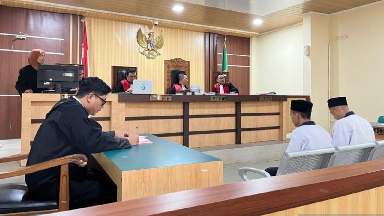 Dua kurir narkoba di Lombok Timur dituntut hukuman seumur hidup oleh Jaksa Penuntut Umum Kejari Lombok Timur setelah tertangkap tangan membawa 5 kilogram sabu-sabu senilai Rp4 miliar.