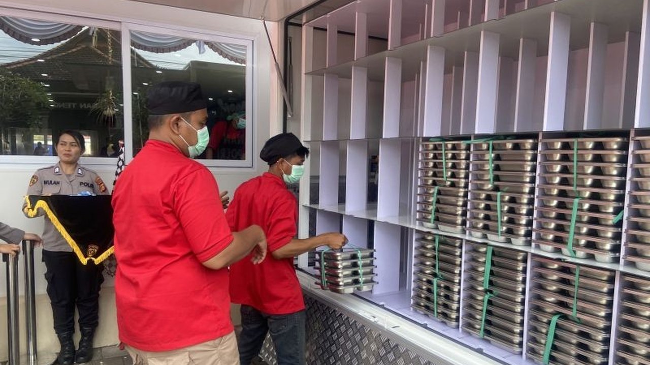 Dapur MBG pertama di Denpasar, hasil kerjasama Disdikpora Bali dan Polda Bali, mampu memproduksi 3.700 paket makanan bergizi setiap hari untuk siswa dari TK hingga SMA, dengan penyaluran bertahap.