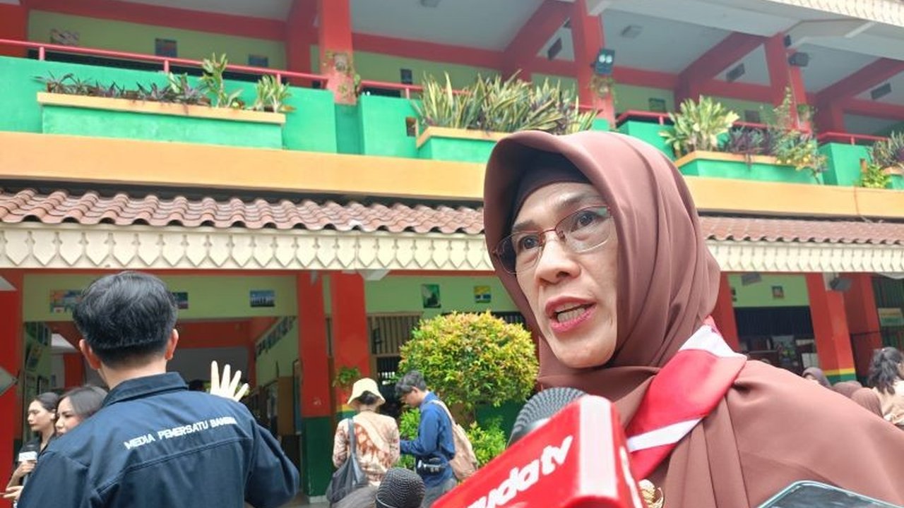 Presiden Prabowo Subianto dan Bill Gates mengunjungi SDN Jati 03 Jakarta Timur, memberikan apresiasi positif terhadap Program Makan Bergizi Gratis (MBG) dan antusiasme siswa.