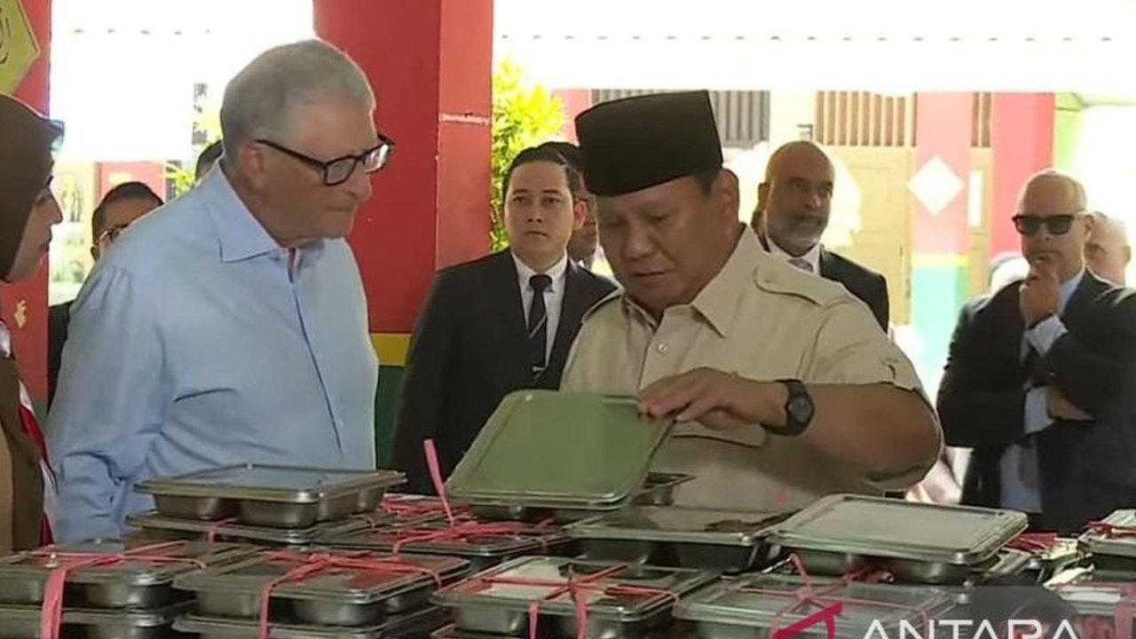 Presiden Prabowo Subianto dan pendiri Microsoft, Bill Gates, meninjau program Makan Siang Sehat Gratis di sekolah dasar Jakarta Timur, membahas isu kesehatan, nutrisi, dan inklusi keuangan.