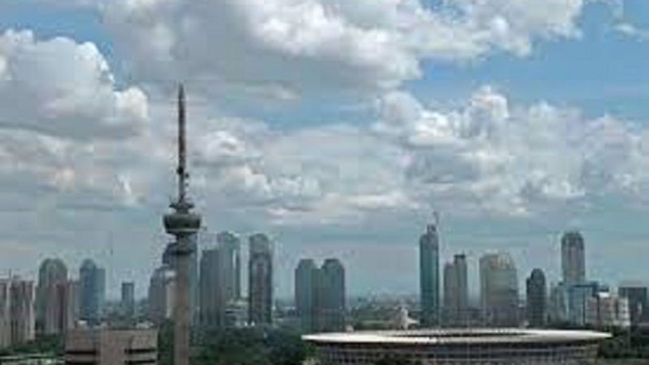 BMKG memprediksi cuaca Jakarta Kamis pagi cerah berawan, siang berawan tebal, dan hujan ringan pada sore hingga malam hari dengan suhu berkisar 24-32 derajat Celcius.
