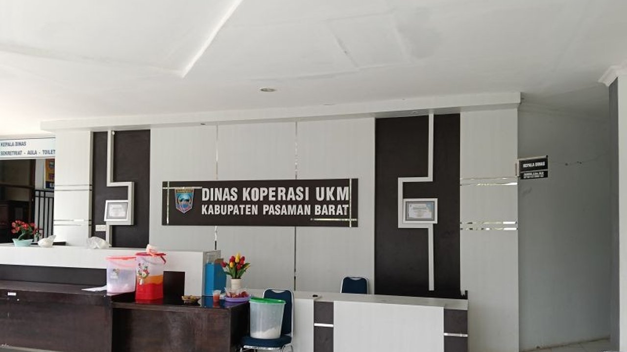 Pemkab Pasaman Barat bertekad membentuk 90 Koperasi Desa Merah Putih hingga 12 Juli 2025 untuk meningkatkan perekonomian desa melalui berbagai unit usaha, termasuk apotek, klinik, dan simpan pinjam.