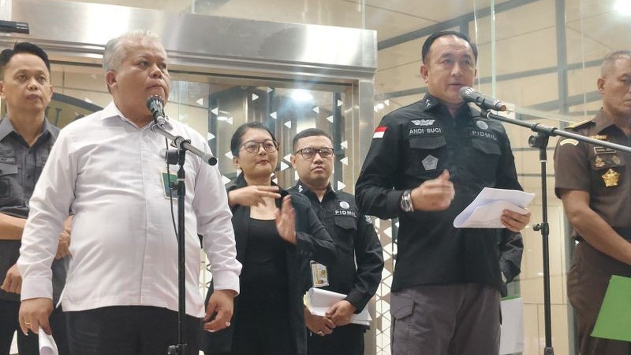 Kejaksaan Agung mengungkap peran tiga tersangka dalam korupsi proyek pengadaan user terminal satelit Kemhan tahun 2016, mengakibatkan kerugian negara hingga 21 juta dolar AS.