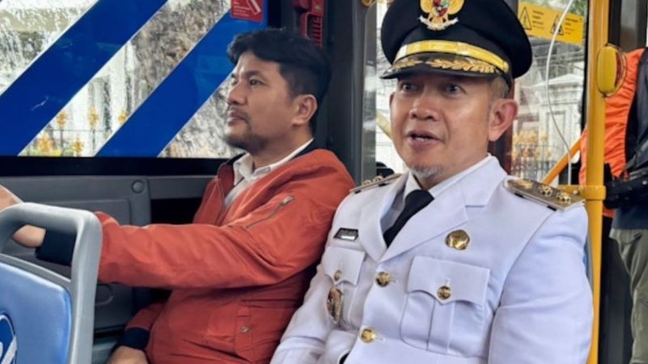 Bupati Kepulauan Seribu yang baru dilantik, Fadjar Churniawan, menjadi contoh dengan menggunakan Transjakarta menuju pelantikan, sekaligus mengajak masyarakat mengurangi kemacetan dan polusi.