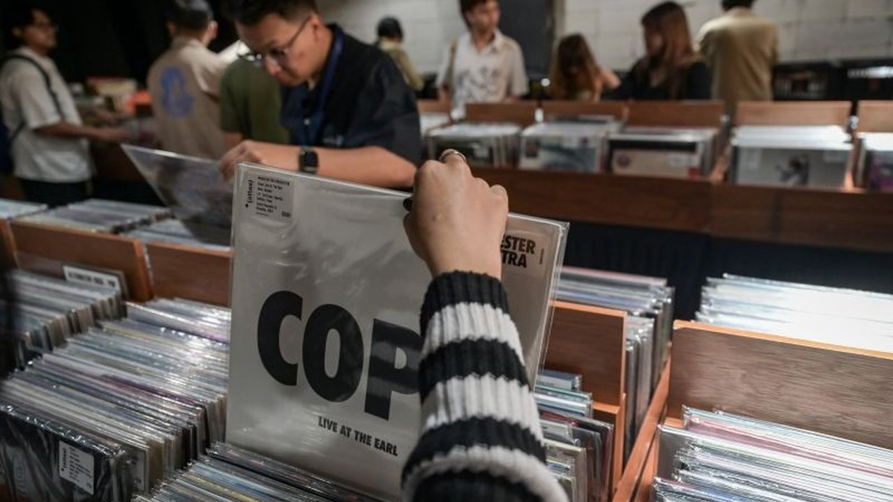 Lebih dari seribu musisi Inggris, termasuk Kate Bush dan Damon Albarn, rilis album silent sebagai protes terhadap rencana pemerintah Inggris yang dinilai melegalkan pencurian musik untuk kepentingan perusahaan AI.