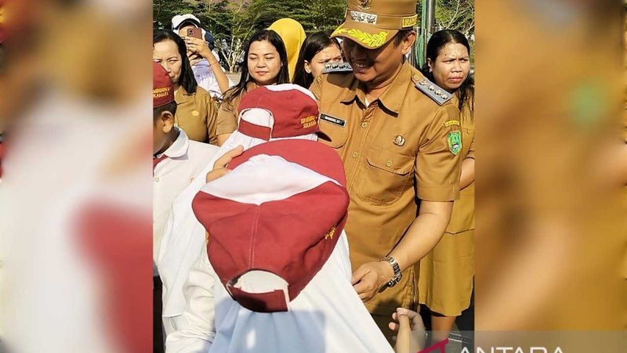 Bupati Sukamara, Masduki, menegaskan kebijakan seragam sekolah gratis bagi siswa baru di semua jenjang pendidikan, dari SD hingga SMA, dan memberikan beasiswa bagi siswa berprestasi.