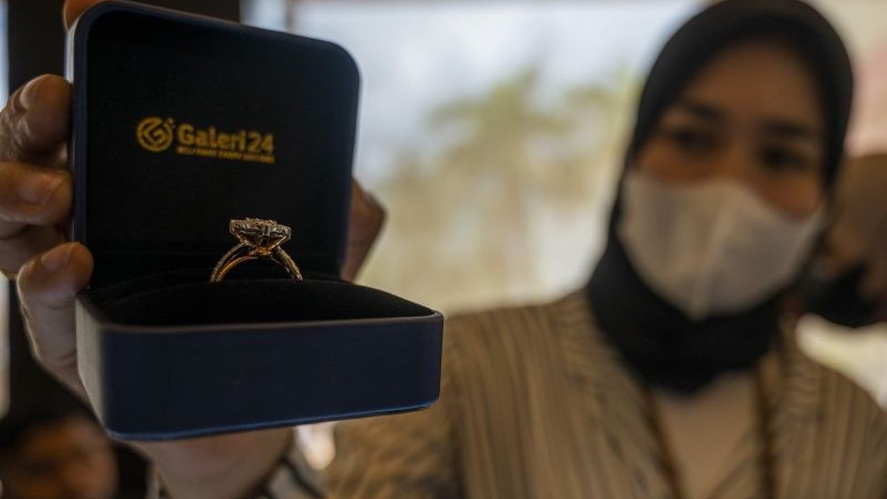 Harga emas Antam, UBS, dan Galeri24 di Pegadaian turun pada Minggu, 23 Maret 2025.  Antam turun Rp15.000 per gram, UBS Rp6.000, dan Galeri24 Rp11.000.