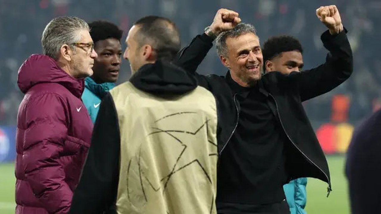 Pelatih Paris Saint-Germain asal Spanyol, Luis Enrique (kanan), merayakan kemenangan timnya di akhir pertandingan leg kedua semifinal Liga Champions UEFA antara Paris Saint-Germain (PSG) d
