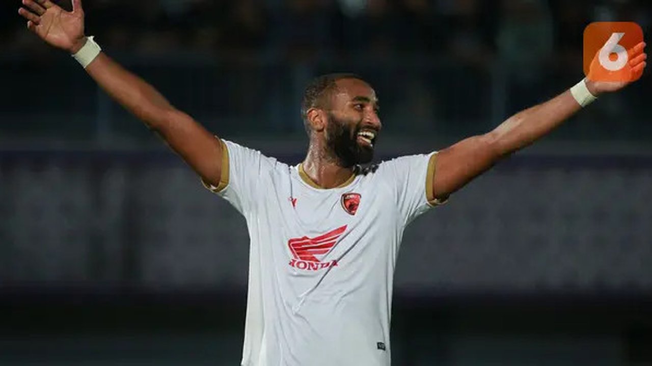 Pemain PSM Makassar, Yuran Fernandes Rocha Lopes merayakan golnya ke gawang Dewa United FC melalui tendangan penalti saat laga pekan ke-10 BRI Liga 1 2022/2023 antara Dewa United FC melawa