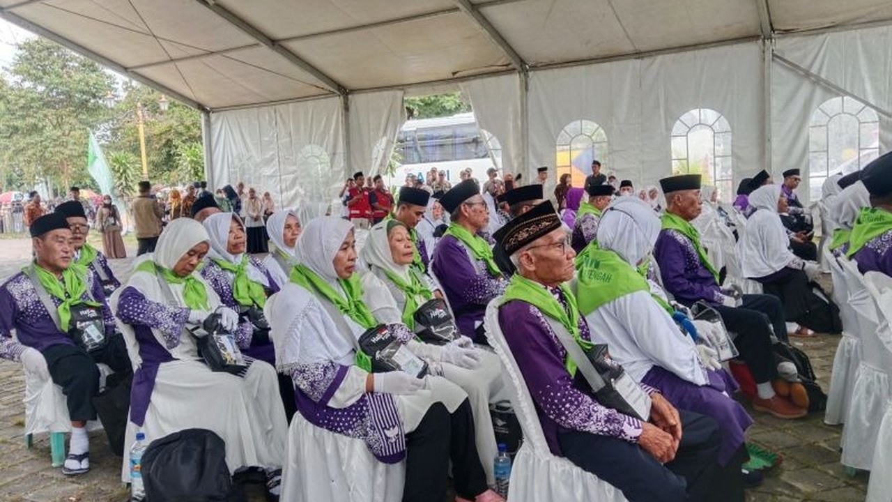 Sebanyak 816 calon haji dari Lombok Tengah, NTB, telah diberangkatkan ke Tanah Suci melalui Bandara Internasional Lombok, menandai keberangkatan kloter terakhir dari kabupaten tersebut.