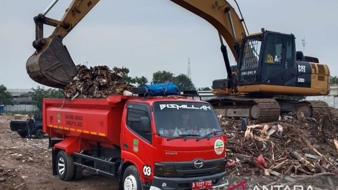 Dinas Lingkungan Hidup (DLH) Kabupaten Bekasi mengerahkan 30 truk untuk membersihkan 150 ton limbah bangunan liar di sekitar bendungan Kali CBL guna mendukung proyek strategis pemerintah daerah.