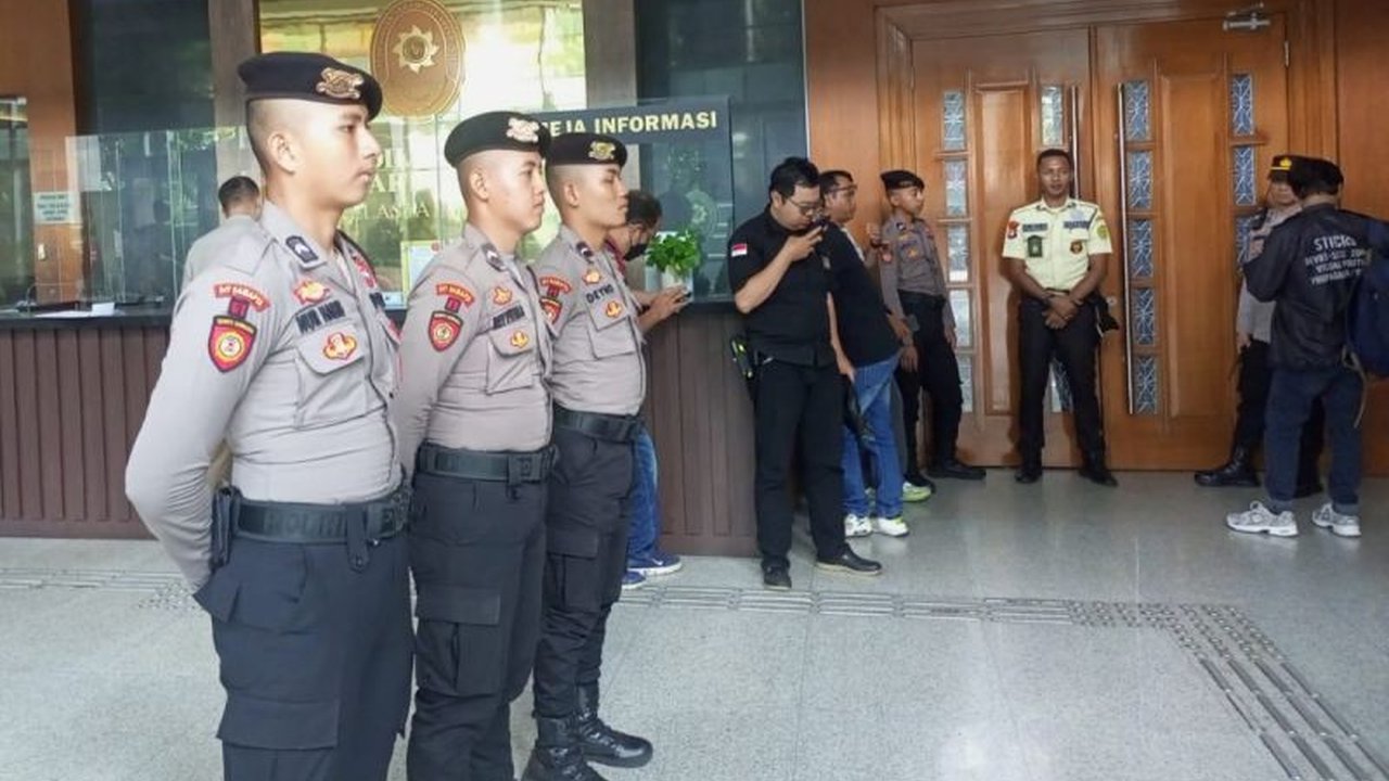 Pengamanan super ketat dilakukan di PN Jakpus saat sidang kasus korupsi Sekjen DPP PDI Perjuangan, Hasto Kristiyanto, dengan mengerahkan 833 personel gabungan untuk mencegah gesekan antar pendukung dan penentang.
