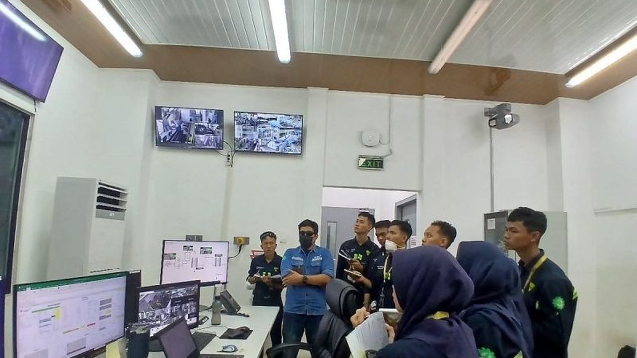 Puluhan mahasiswa Teknik Pertambangan Unja dan dosennya melakukan kunjungan lapangan ke PT Timah Tbk untuk mempelajari proses penambangan dan pengolahan timah secara langsung, dari hulu hingga hilir.