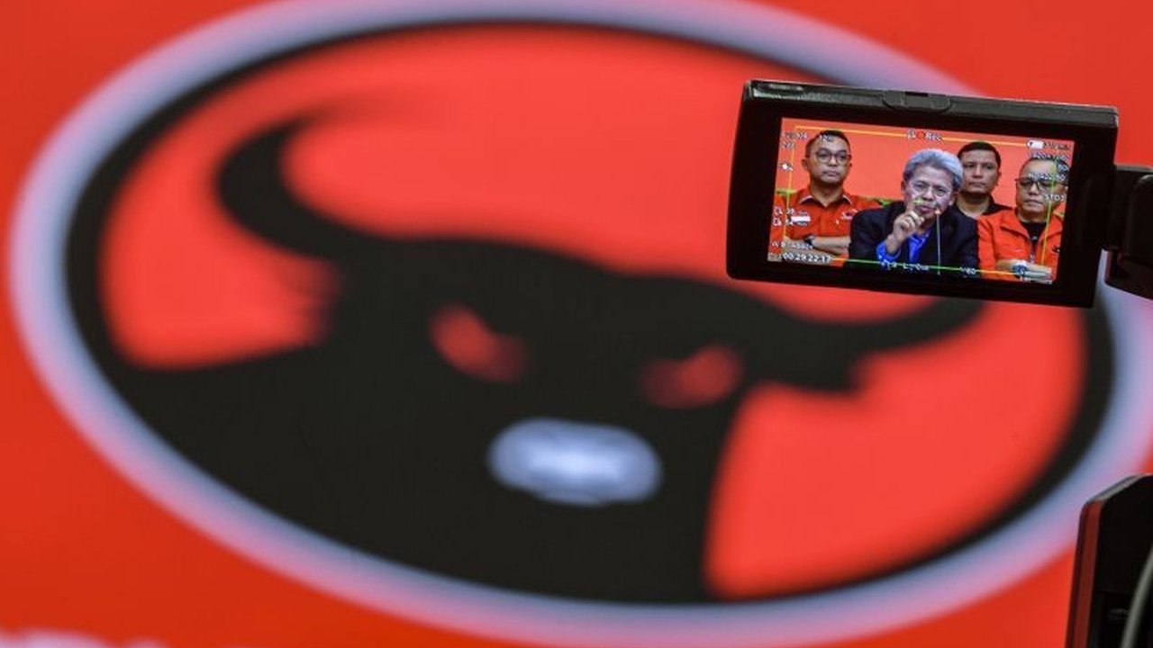 Pengurus PAC PDIP Banten I mendatangi DPP PDIP di Jakarta, menuntut pengembalian hak Tia Rahmania yang telah dibatalkan Mahkamah Partai, berdasarkan putusan Pengadilan Jakarta Pusat.