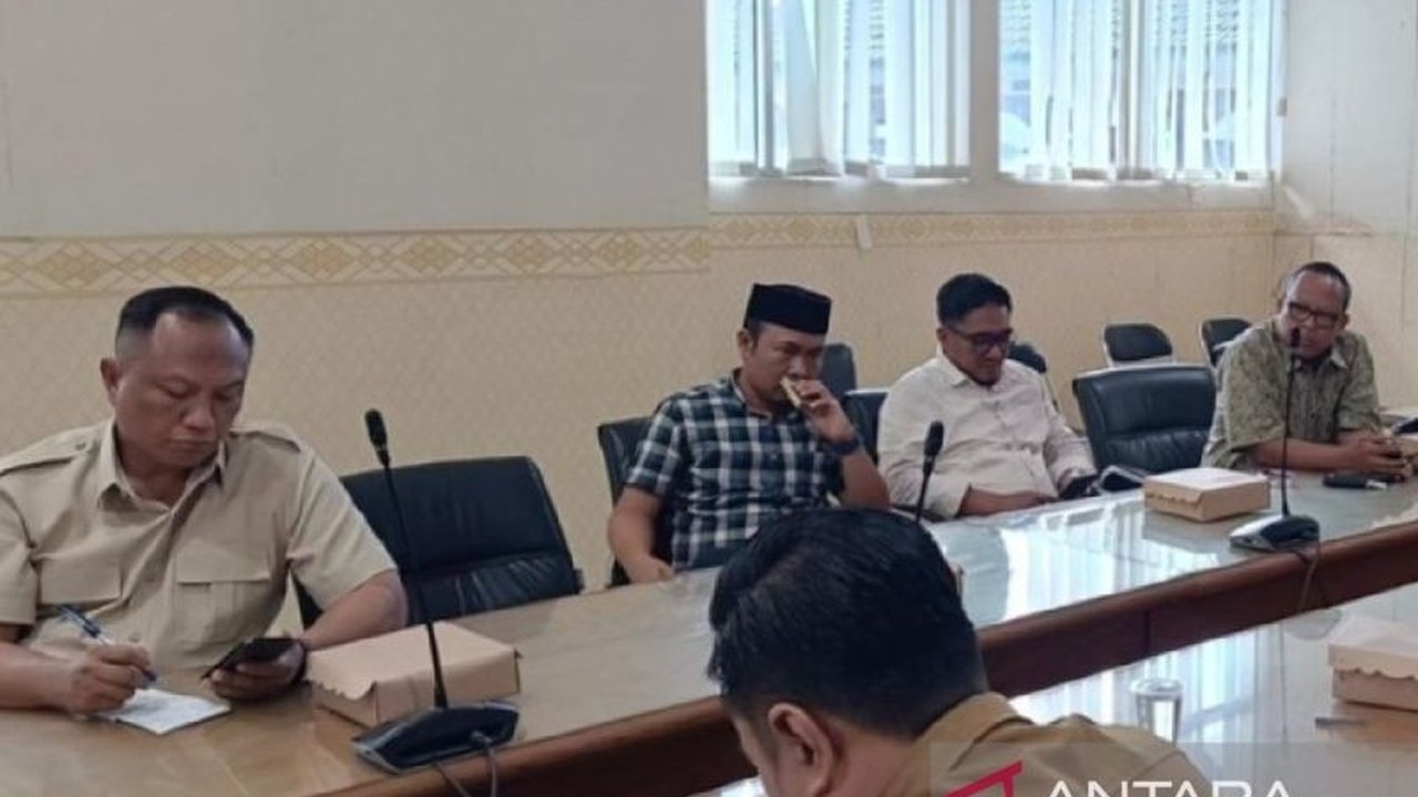 DPRD Situbondo pastikan kebijakan lima hari sekolah untuk SD/SMP akan diterapkan mulai tahun ajaran 2025/2026 dengan penyesuaian jam belajar dan istirahat.