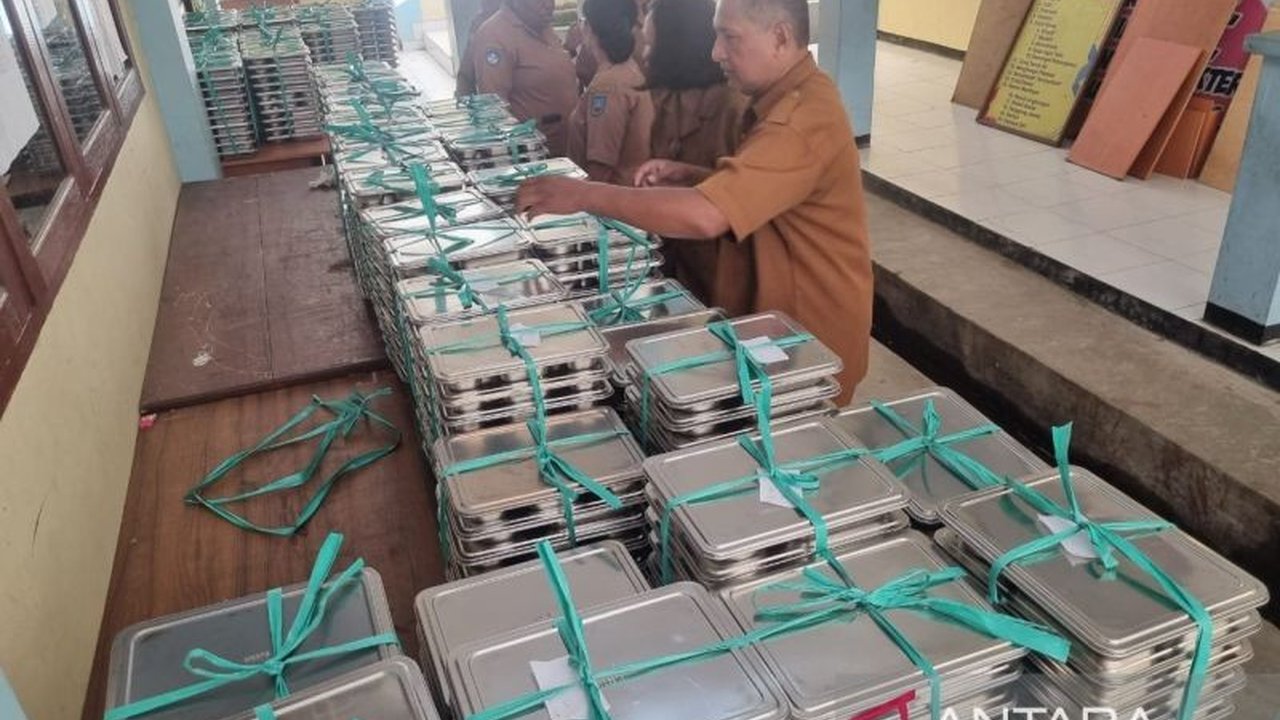 Sembilan SMP di Manokwari, enam negeri dan tiga swasta, telah menerima program Makanan Bergizi Gratis (MBG), meskipun masih banyak sekolah lain yang belum tercakup.