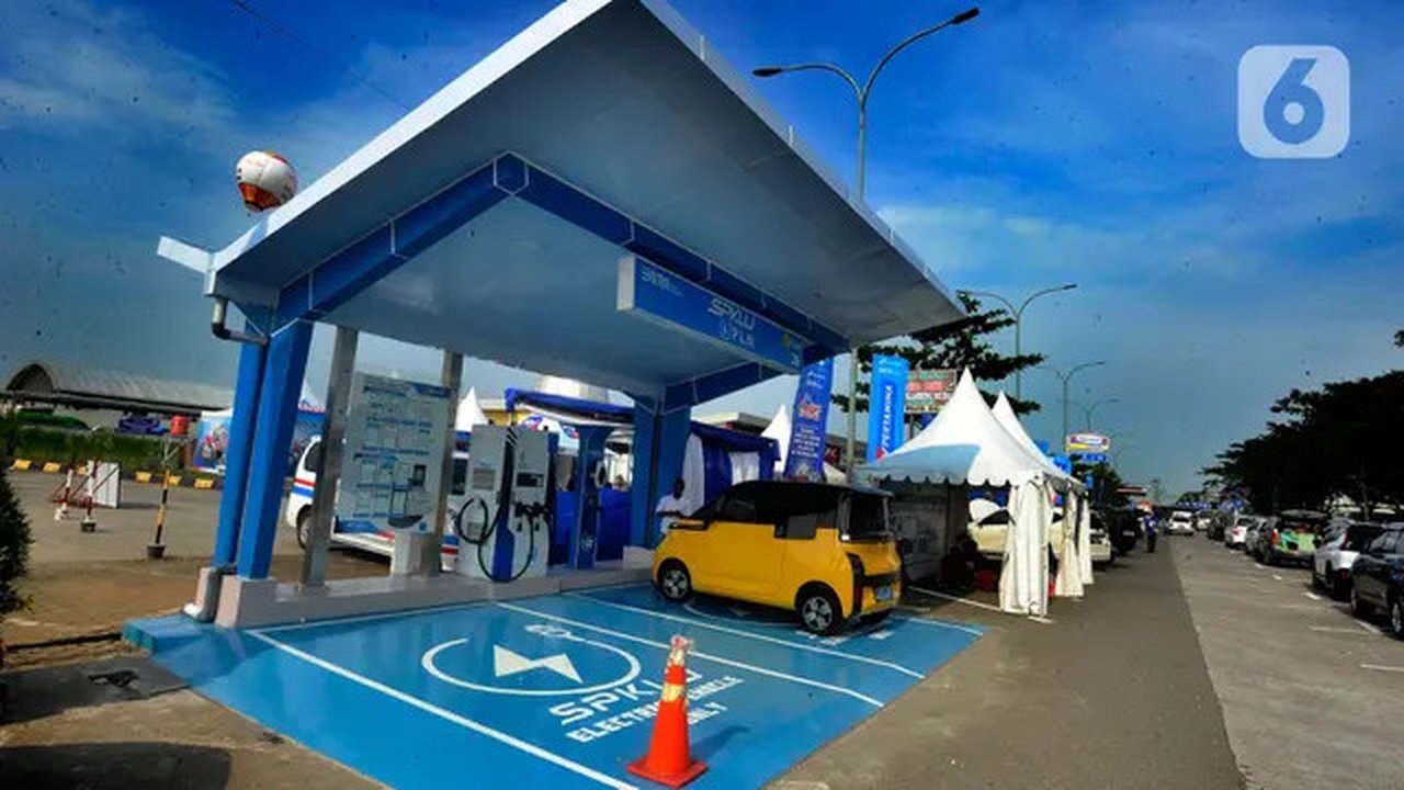 Pemudik mengisi daya mobil listrik di Stasiun Pengisian Kendaraan Listrik Umum (SPKLU) PT PLN (Persero) di Rest Area KM 228 Tol Cikopo-Palimanan (Cipali), Brebes, jawa Tengah, Selasa  (18/4/2