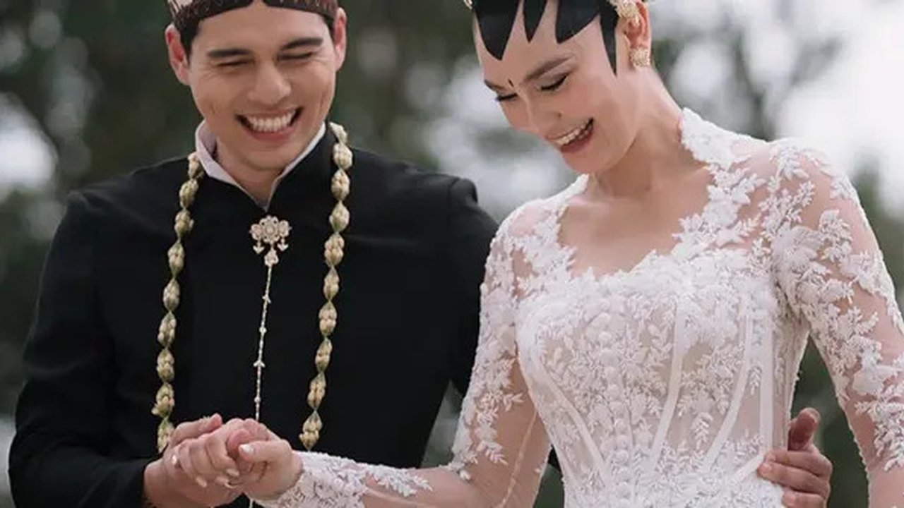 Kebaya pilihan Luna Maya di hari pernikahan. [@lunamaya]