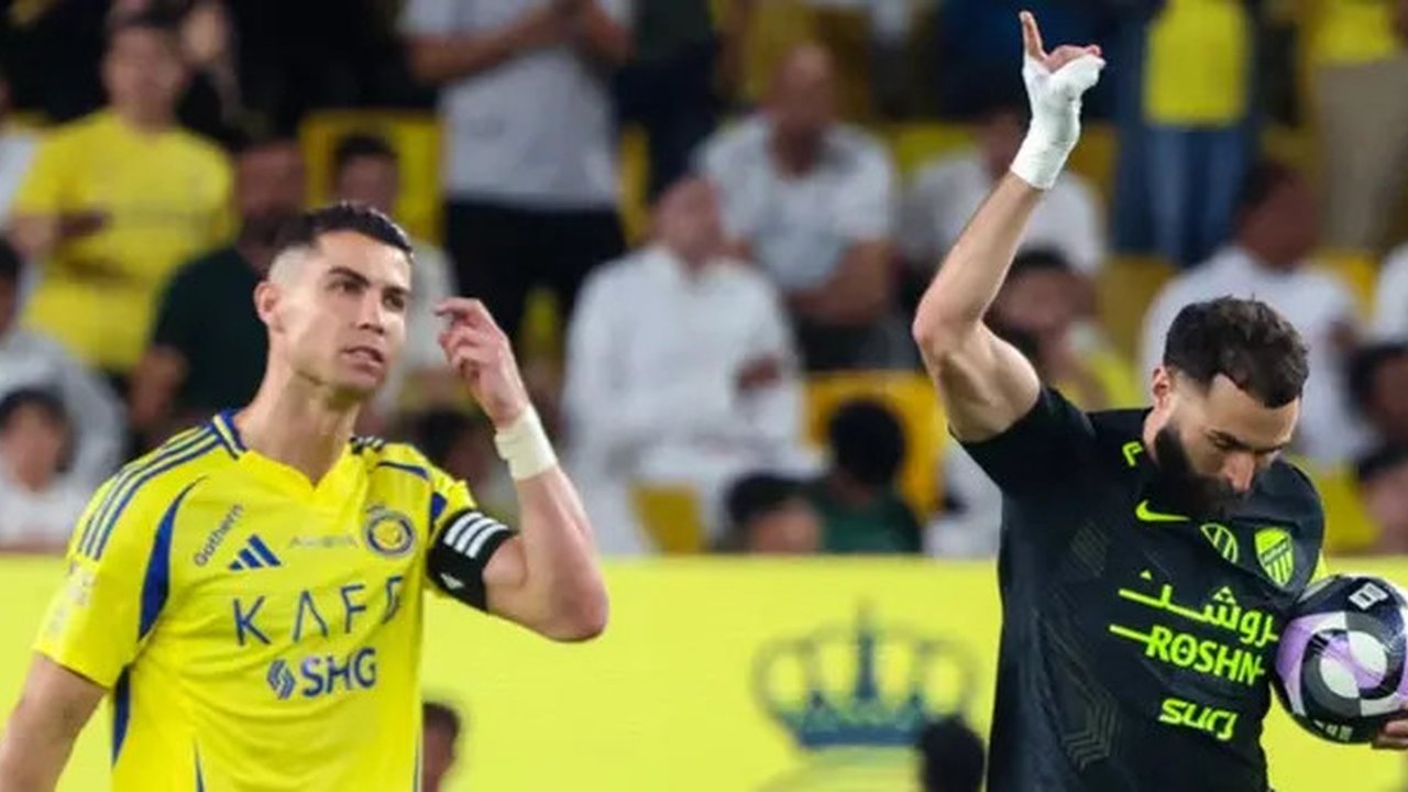 Pemain depan Nassr asal Portugal #7, Cristiano Ronaldo, bereaksi saat pemain depan Ittihad asal Prancis #09 Karim Benzema merayakan gol pertama timnya selama pertandingan Liga Pro Saudi an