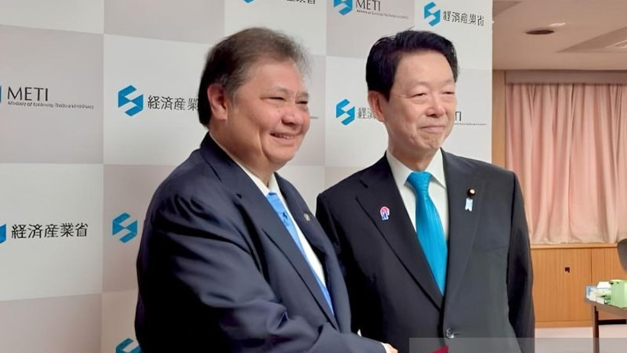 Indonesia dan Jepang menyepakati penguatan kerja sama ekonomi, khususnya dalam proyeksi Asia Zero Emission Community (AZEC) dan IJEPA, ditandai dengan pertemuan bilateral Menko Airlangga dan Menteri Ekonomi Jepang.