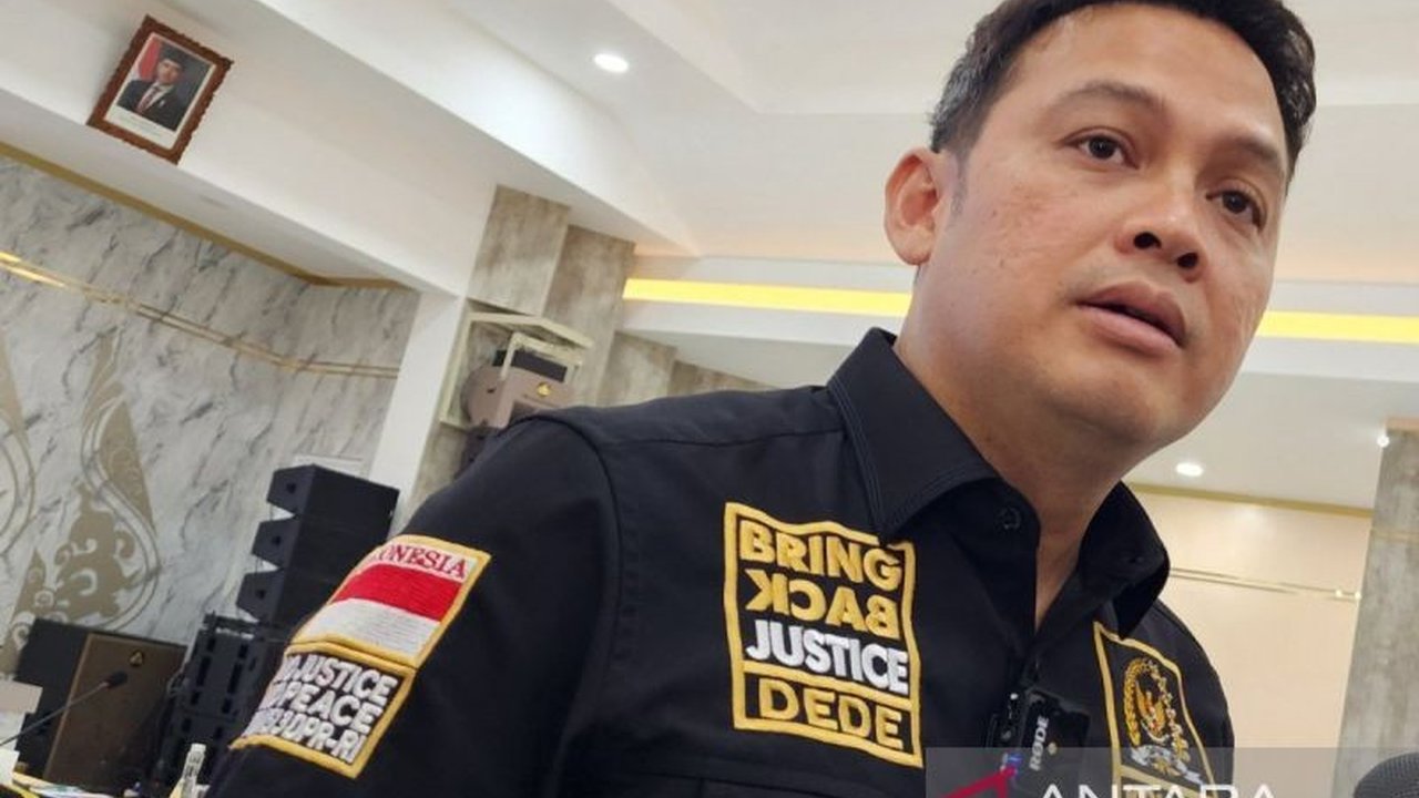Wakil Ketua Komisi III DPR, Dede Indra Permana, mendukung kepolisian mengusut tuntas dalang kericuhan dalam aksi buruh di Semarang pada 1 Mei 2025, termasuk pendanaan dan aktor intelektual di baliknya.