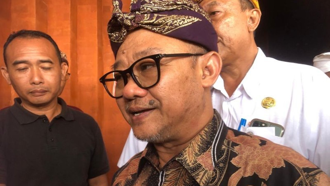 Mendikbudristek Abdul Mu'ti menekankan pentingnya kesalehan digital dalam penggunaan AI di pendidikan, agar teknologi ini digunakan secara bijak dan bertanggung jawab, menanggapi dukungan Bill Gates.