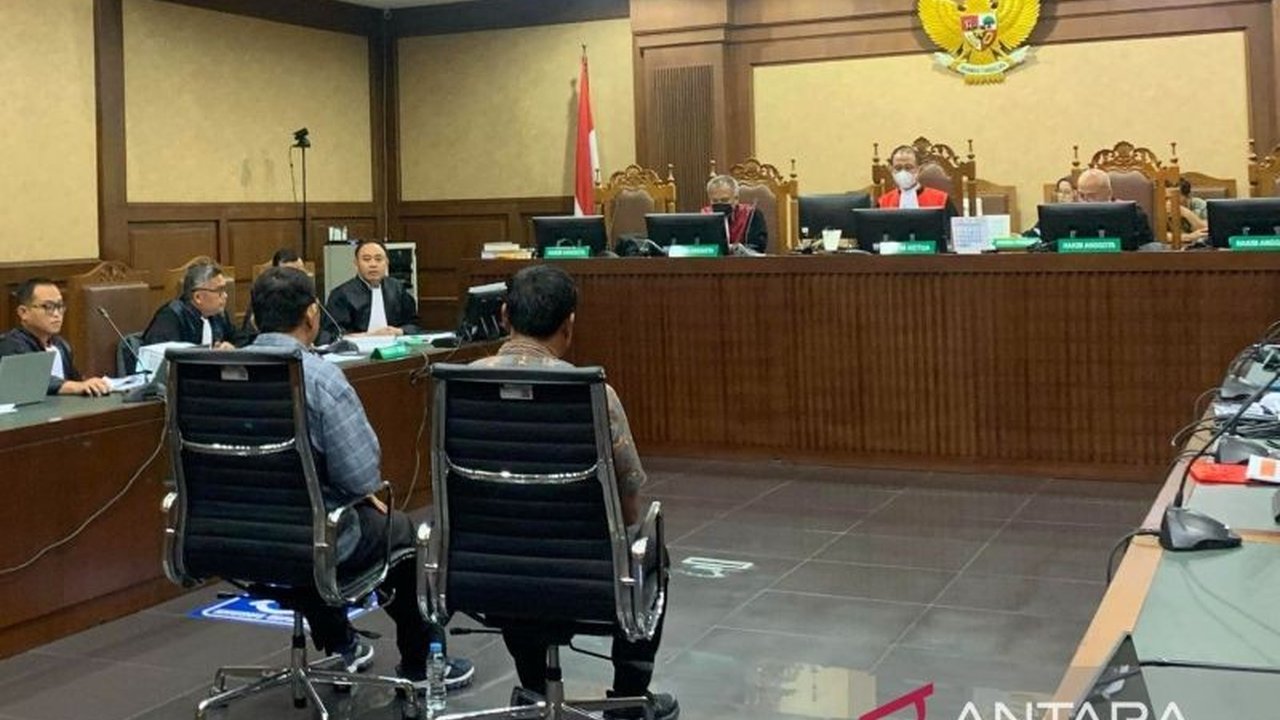 Staf Hasto Kristiyanto mengaku pernah dititipkan tas berisi uang oleh Harun Masiku sebelum bertemu dengan advokat Donny Tri Istiqomah, yang kini menjadi bagian dari kasus dugaan perintangan penyidikan perkara korupsi yang melibatkan Hasto.