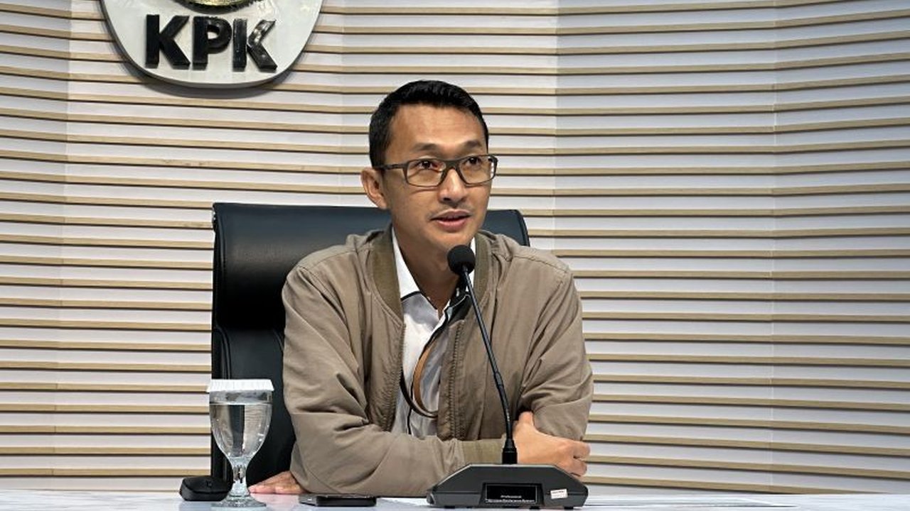 Komisi Pemberantasan Korupsi (KPK) memanggil saksi-saksi, termasuk penilai publik dan pihak swasta, terkait dugaan korupsi dalam akuisisi PT Jembatan Nusantara oleh PT ASDP senilai Rp1,272 triliun.