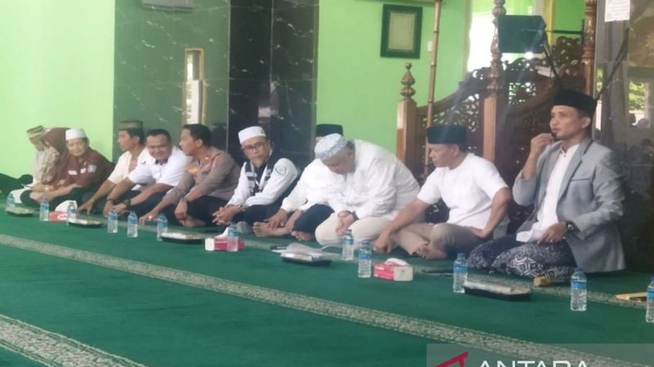 Pemerintah Kabupaten Bangka Barat melepas 128 calon haji untuk menunaikan ibadah suci di Tanah Suci, dengan pesan agar menjaga kesehatan dan perilaku selama perjalanan.