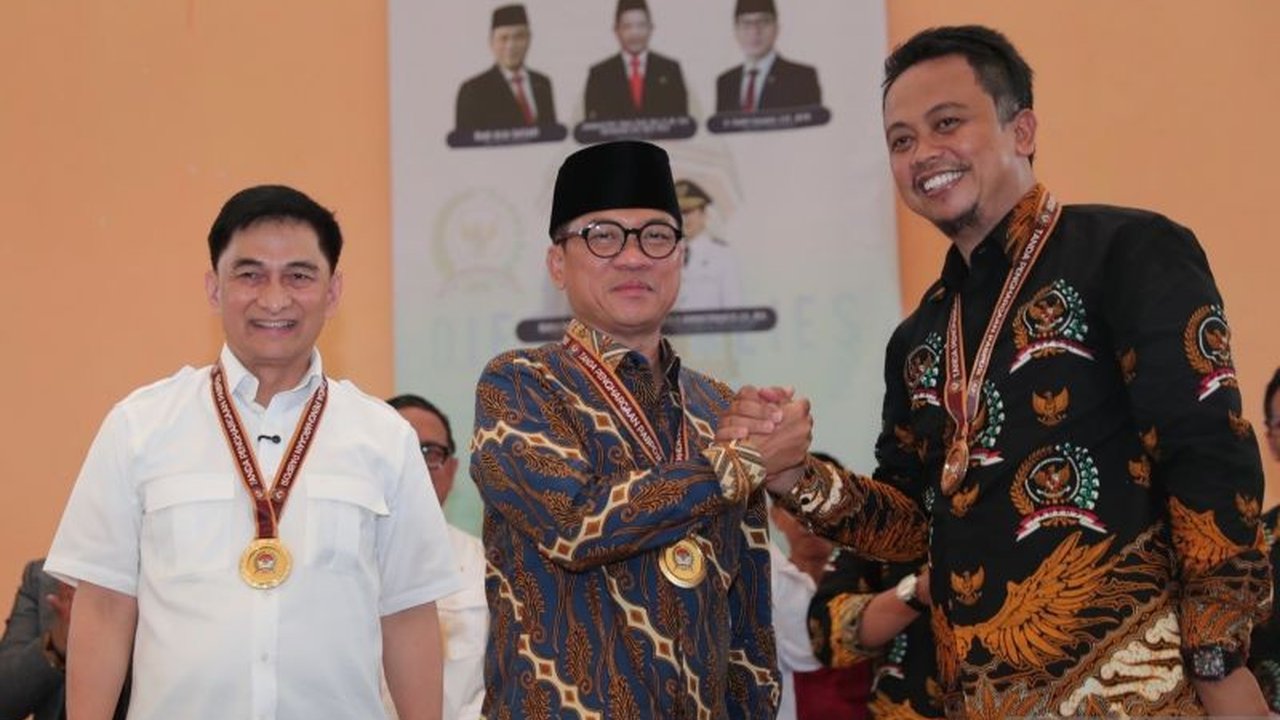 Menteri Desa Yandri Susanto mendapat gelar Bapak BPD Indonesia dari PABPDSI, berkomitmen bersama-sama membangun Indonesia dari desa.