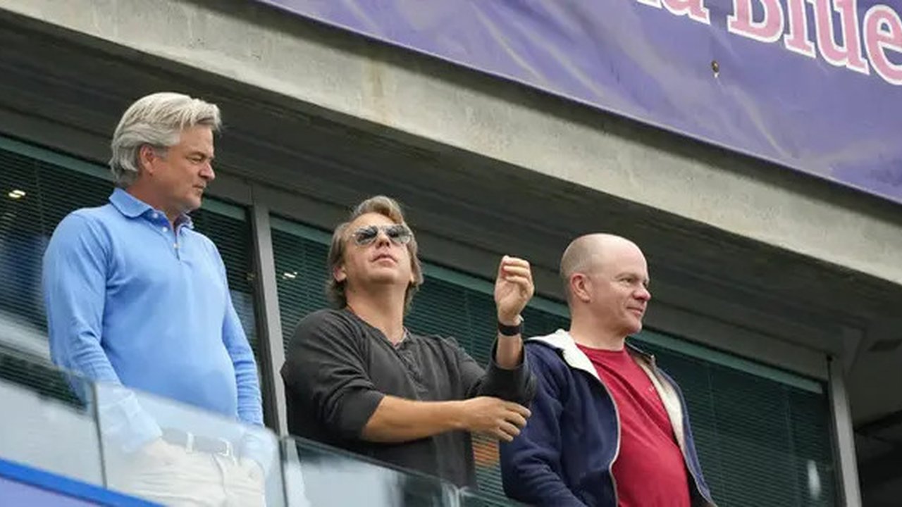 Pemilik baru Chelsea, Todd Boehly, tengah, hadil dalam pertandingan antara Chelsea melawan Wolverhampton di stadion Stamford Bridge, Sabtu (7/5/2022) malam WIB. (AP Photo/Frank Augstein)