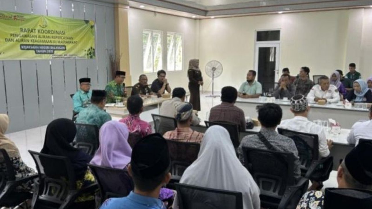 Kesbangpol Balangan, Kalimantan Selatan, mengimbau masyarakat untuk mewaspadai penyebaran aliran keagamaan menyimpang dan mengajak kerja sama lintas lembaga guna menjaga stabilitas keamanan dan kerukunan umat beragama.