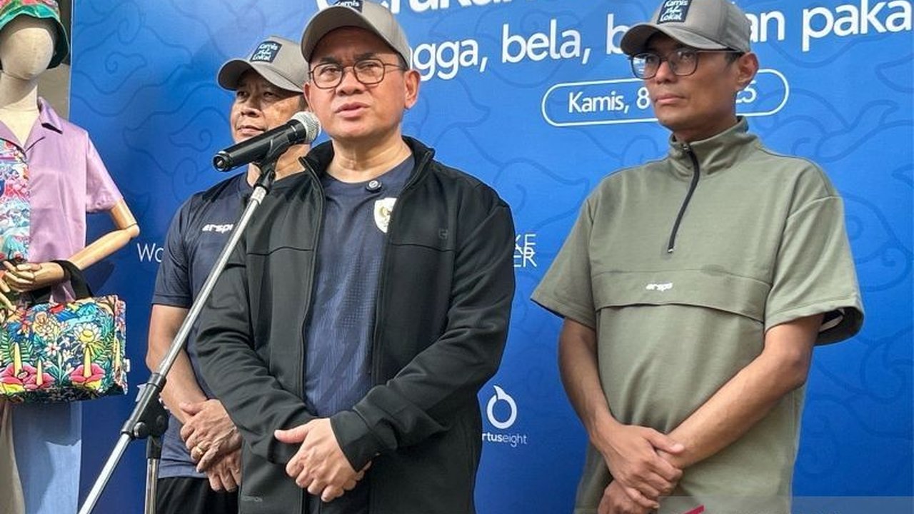 Menteri Perdagangan Budi Santoso mengajak pemerintah daerah untuk menerapkan program wajib pakai produk lokal setiap Kamis guna mendorong UMKM dan daya saing produk dalam negeri.